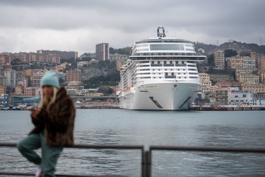 Genova, porto - nave crociera MSC Grandiosa ormeggiata con diver