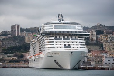 Genova, porto - nave crociera MSC Grandiosa ormeggiata con diver