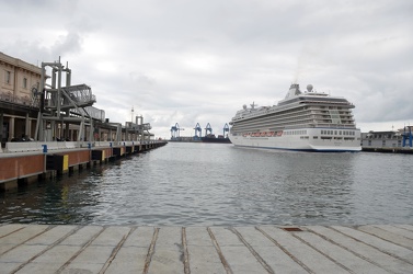 Genova - ponte Doria - nave Ocean Riviera