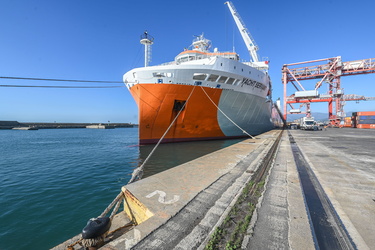 Nave porta yacht terminal Messina 04102022-01