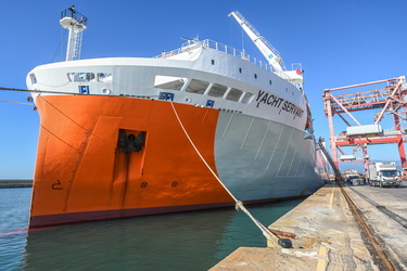 Nave porta yacht terminal Messina 04102022-02