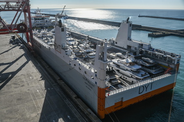 Nave porta yacht terminal Messina 04102022-15