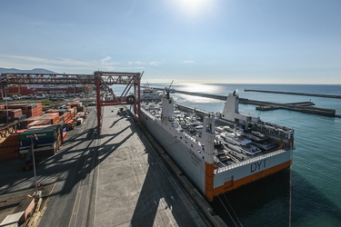 Nave porta yacht terminal Messina 04102022-20