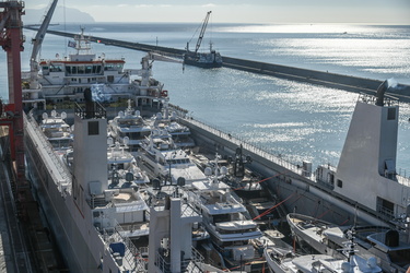 Nave porta yacht terminal Messina 04102022-23