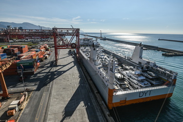 Nave porta yacht terminal Messina 04102022-25