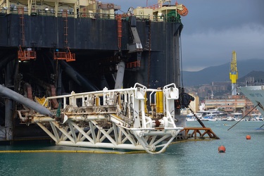 Genova - molo Cagni - piattaforma posa tubi gas Castoro 6