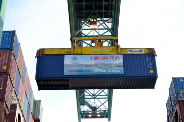 Genova Voltri - terminal VTE - sbarca il container numero due mi