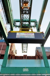 Genova Voltri - terminal VTE - sbarca il container numero due mi