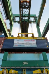 Genova Voltri - terminal VTE - sbarca il container numero due mi