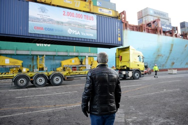 Genova Voltri - terminal VTE - sbarca il container numero due mi