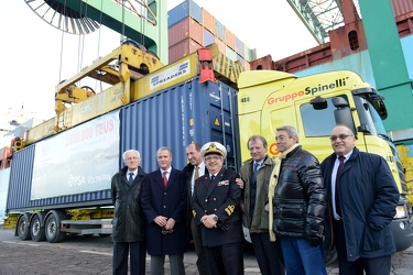 Genova Voltri - terminal VTE - sbarca il container numero due mi