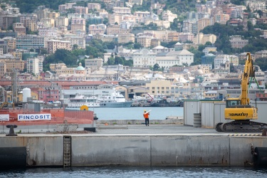 Genova, viaggio tra i cantieri aperti nel porto