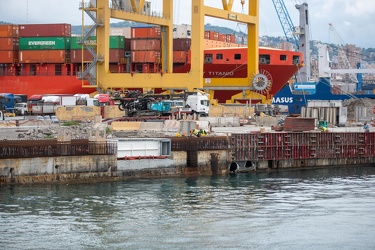 Genova, viaggio tra i cantieri aperti nel porto