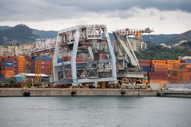 Genova, viaggio tra i cantieri aperti nel porto