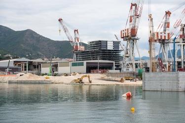 Genova, viaggio tra i cantieri aperti nel porto