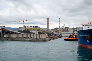 Genova, viaggio tra i cantieri aperti nel porto