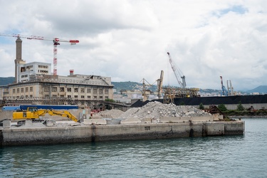 Genova, viaggio tra i cantieri aperti nel porto