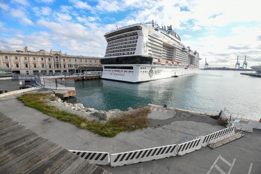 Genova, ponte dei mille, stazione marittima - nave crociera MSC 