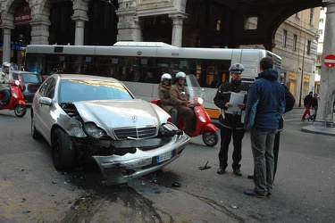 incidente polizia durante intervento in via xx