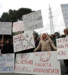 Borzoli - protesta abitanti contro discarica