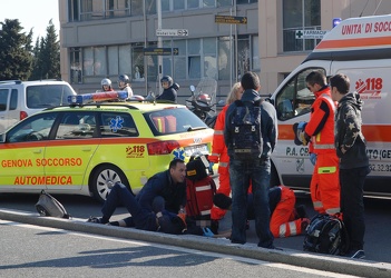 quindicenne corre in mezzo alla strada e viene investito