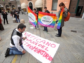 Genova - manifestazione arcigay davanti alla curia 