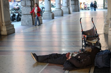 clochard dorme vicino Piazza De Ferrari