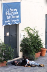 Genova - Piazza Matteotti - clochard dormono