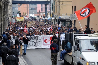 Genova - continuano proteste studentesche - medi