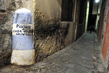 Genova - centro storico - Vico Veneroso - scritta urina