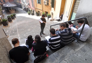 Genova - via Balbi - anche oggi lezioni all'aperto