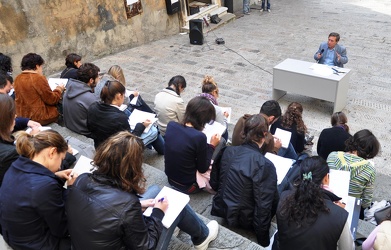Genova - Via Balbi 3 - lezione in piazza
