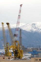 spruzzata di neve sulle colline dietro la città