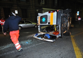 Genova - incidente ambulanza cappottata via invrea