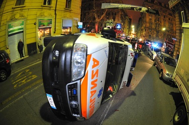 Genova - incidente ambulanza cappottata via invrea