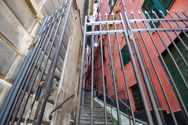 Genova - centro storico - vicoli e cancelli - salita della rondi