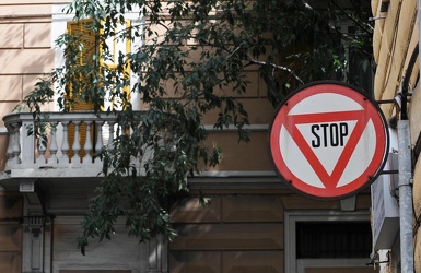 sestri ponente - il vecchio segnale stradale di stop