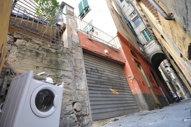 Genova - lavatrice abbandonata in vico dei ragazzi