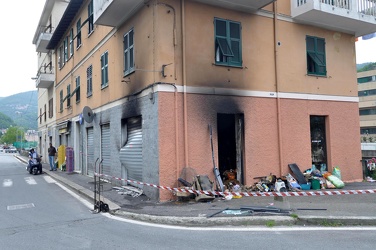 Genova - Via Struppa - incendio negozio di animali
