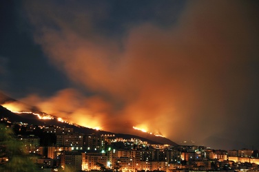 Genova - l'incendio che sta funestando le alture cittadine