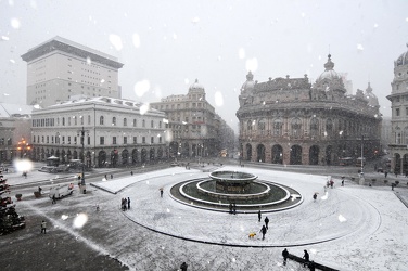 Genova - la città si sveglia nell'ovatta: nevica