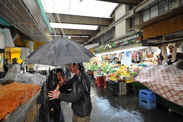 Genova - piove dentro il mercato orientale