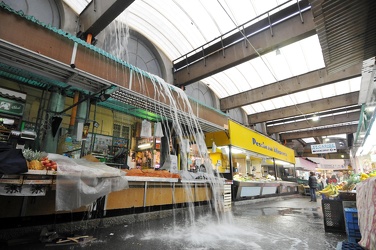 Genova - piove dentro il mercato orientale