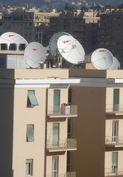 antenne sui tetti del capoluogo ligure