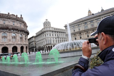 Genova - piazza De Ferrari - la fontana tricolore 