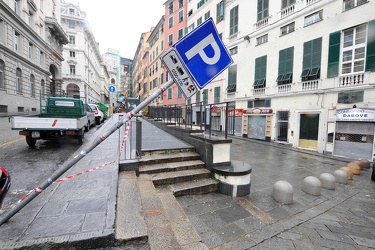 Genova - vandalismo post natale - cartelli divelti