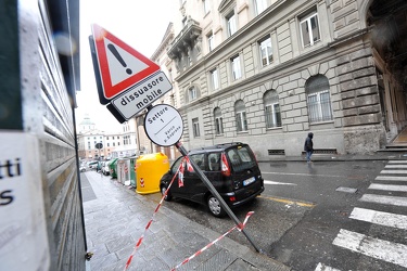 Genova - vandalismo post natale - cartelli divelti