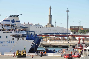 porto auto cade inmare