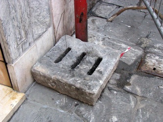 Genova - tombini in pietra arenaria sostituiti da grate metallic