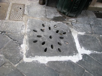 Genova - tombini in pietra arenaria sostituiti da grate metallic